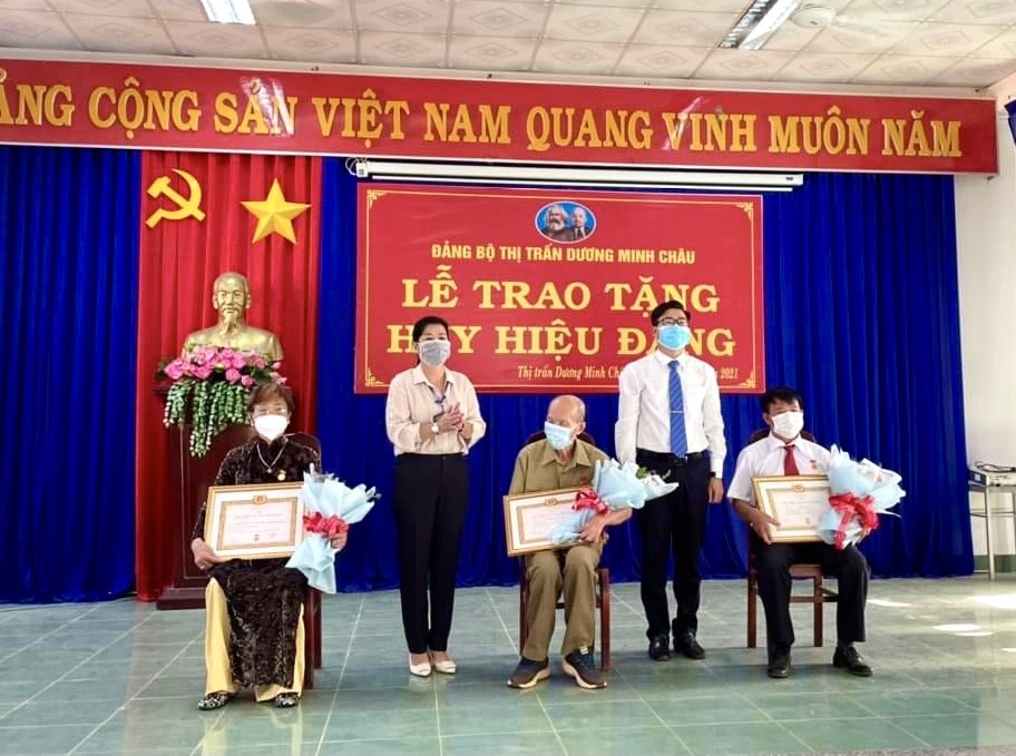 Thị Trấn Dương Minh Châu: Trao Huy hiệu 55 và 40 năm tuổi Đảng